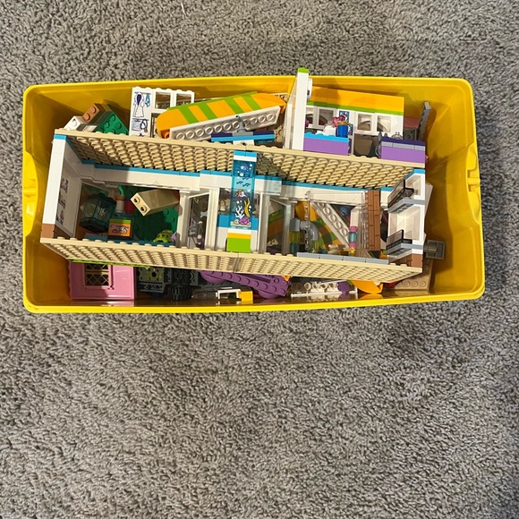 Bin of miscellaneous legos + half of Lego friends set - Picture 2 of 2